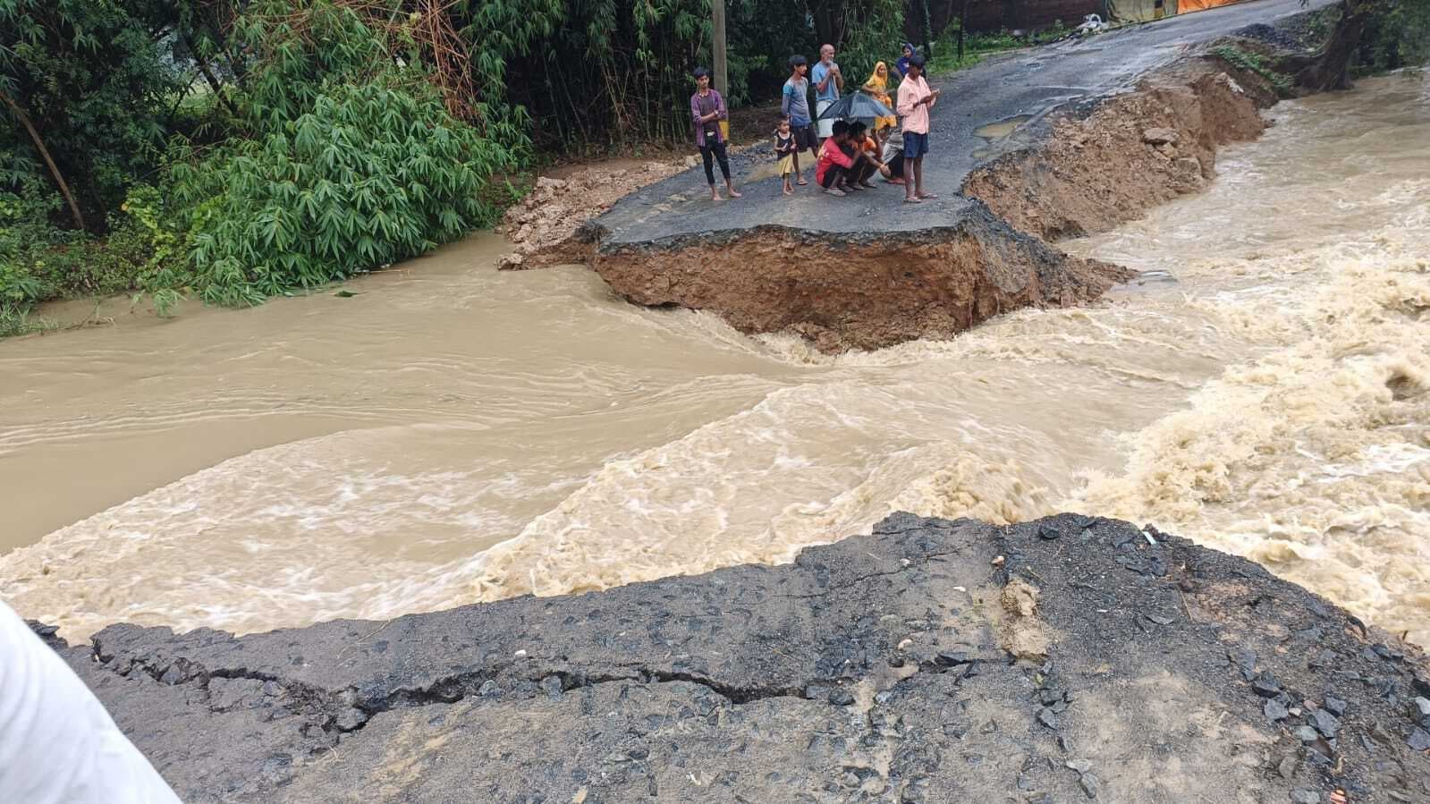 महकोला बासा के समीप बुढ़िया नदी पर बना डायवर्सन पानी की तेज धार में बहा, सड़क संपर्क भंग