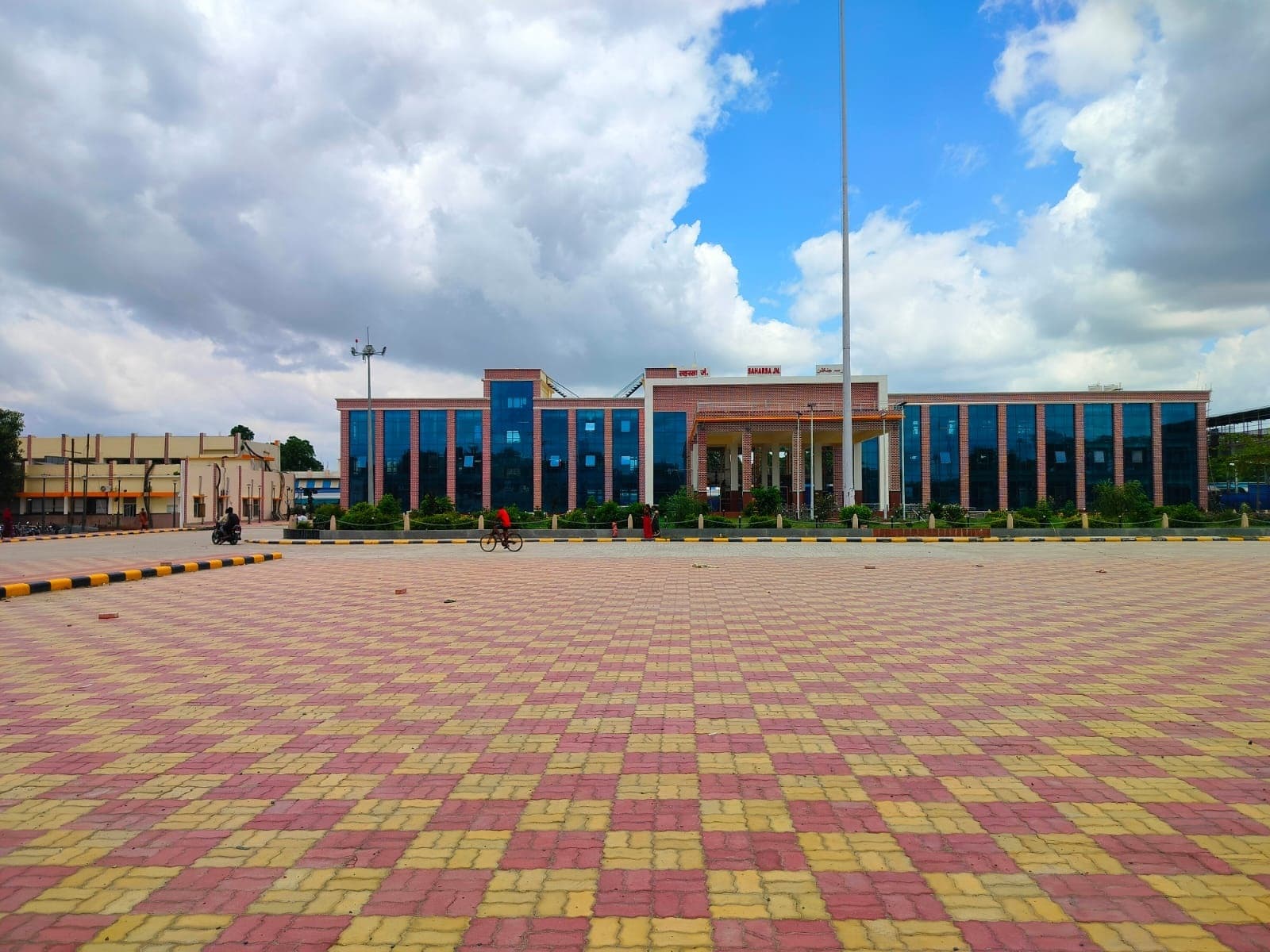 चीफ ऑफ रेलवे बोर्ड ने अमृत भारत स्टेशन की ली जानकारी, भवन और टॉयलेट देखकर की तारीफ