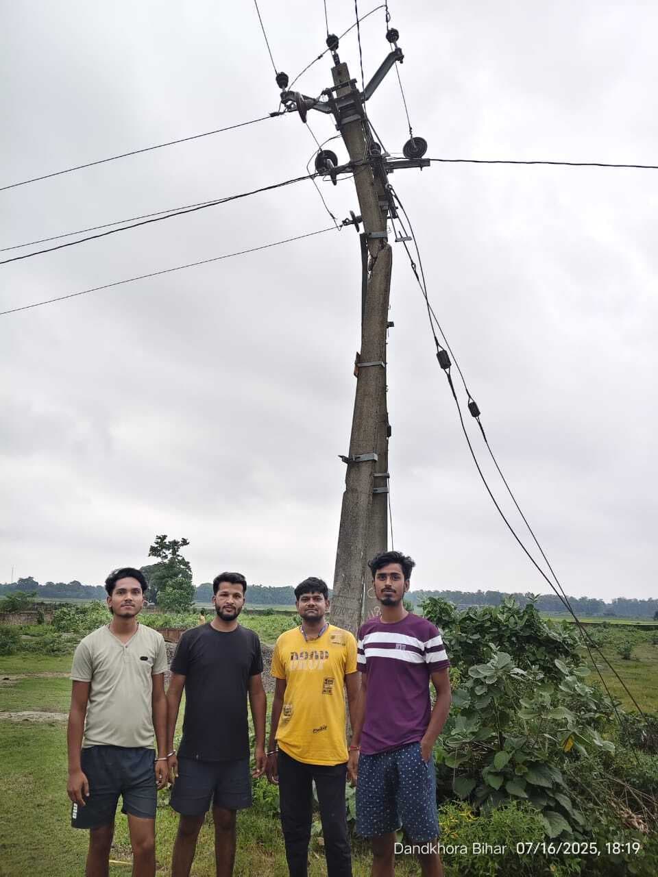 बिजली पोल से कभी भी हो सकता है बड़ा हादसा