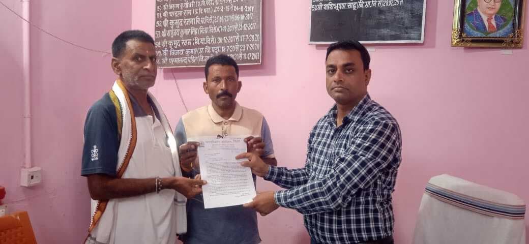 महापरिवर्तन आंदोलन के सदस्यों ने प्रशासनिक अधिकारियों को सौंपा ज्ञापन