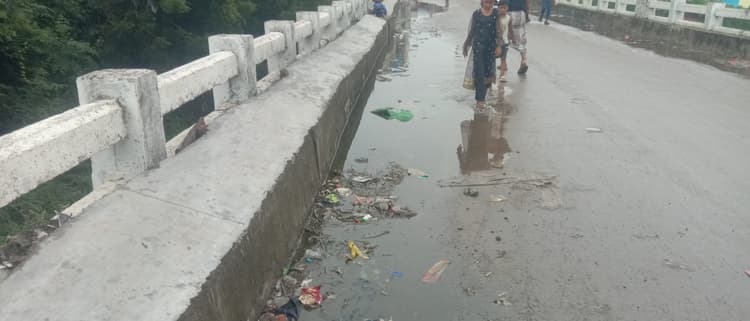 खुरी नदी के नये पुल पर जमा हो रहा बारिश का पानी