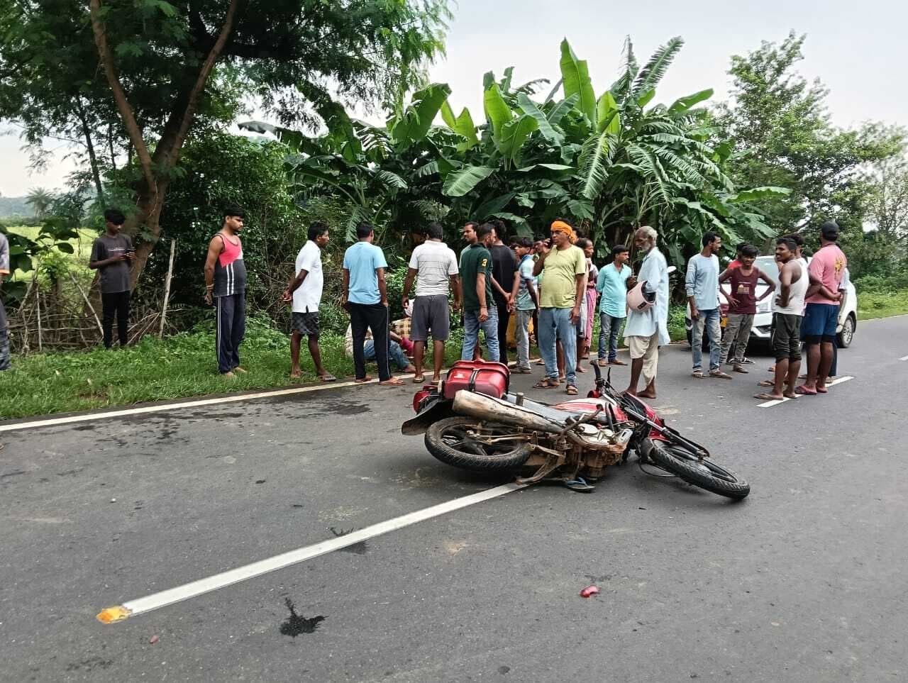 ट्रक के धक्के से बाइक सवार दो युवक घायल, एक की उंगली कटकर गिरी.