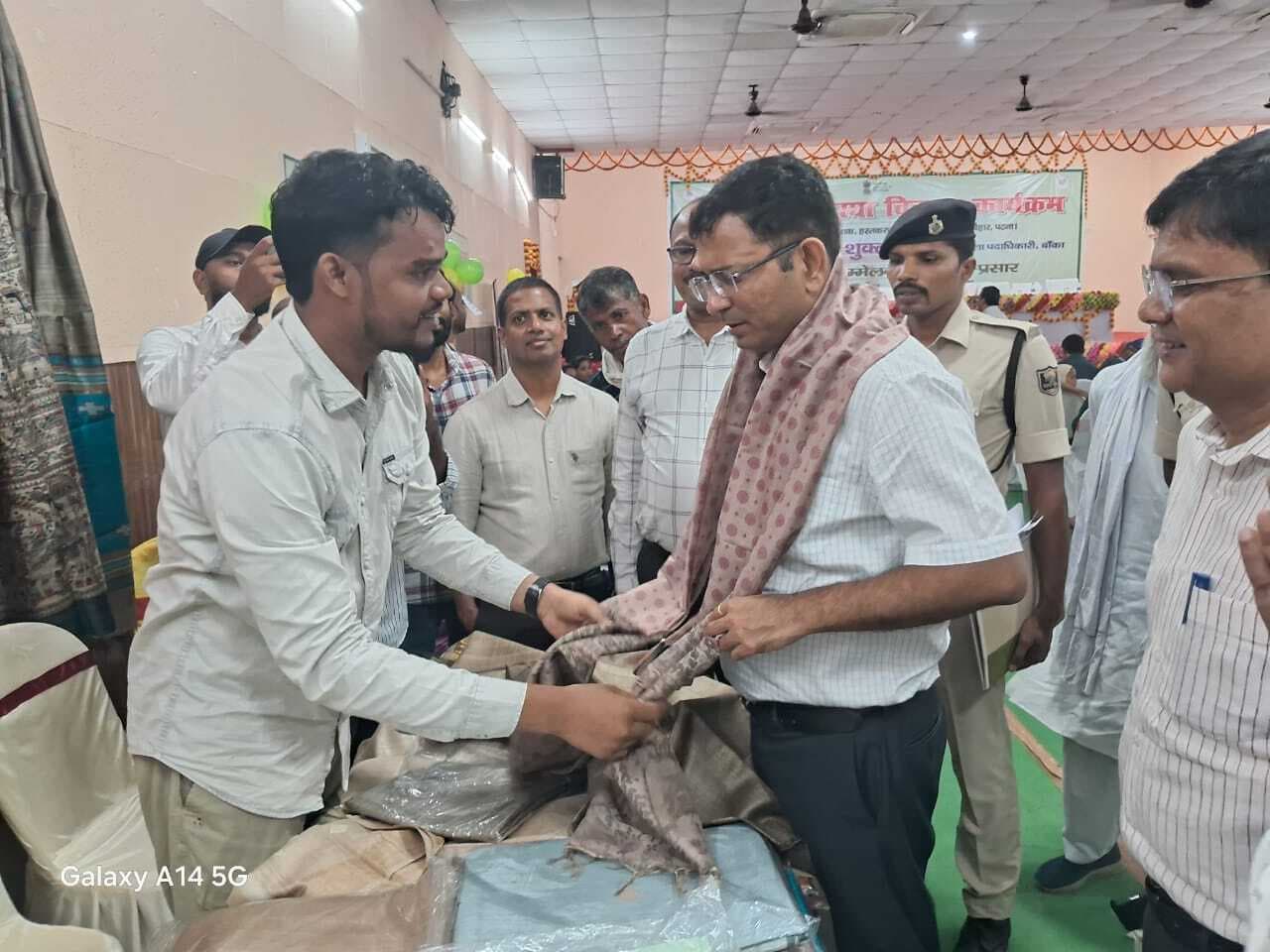 जिला प्रशासन बुनकरों को करेगा योगदान : डीएम