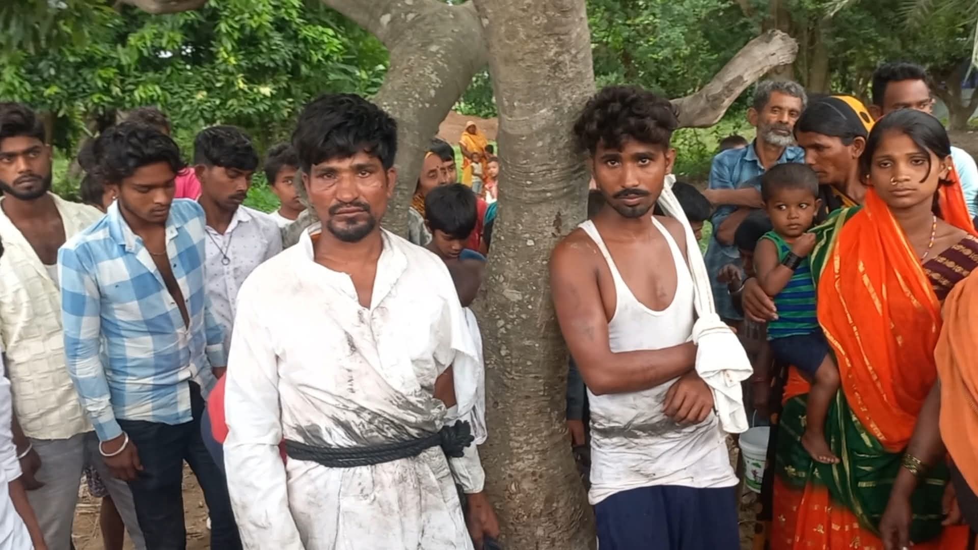 रुद्राक्ष-फूल देकर ठगी करने वाला गिरोह के दो शातिर को  ग्रामीणों ने पकड़कर जमकर पीटा