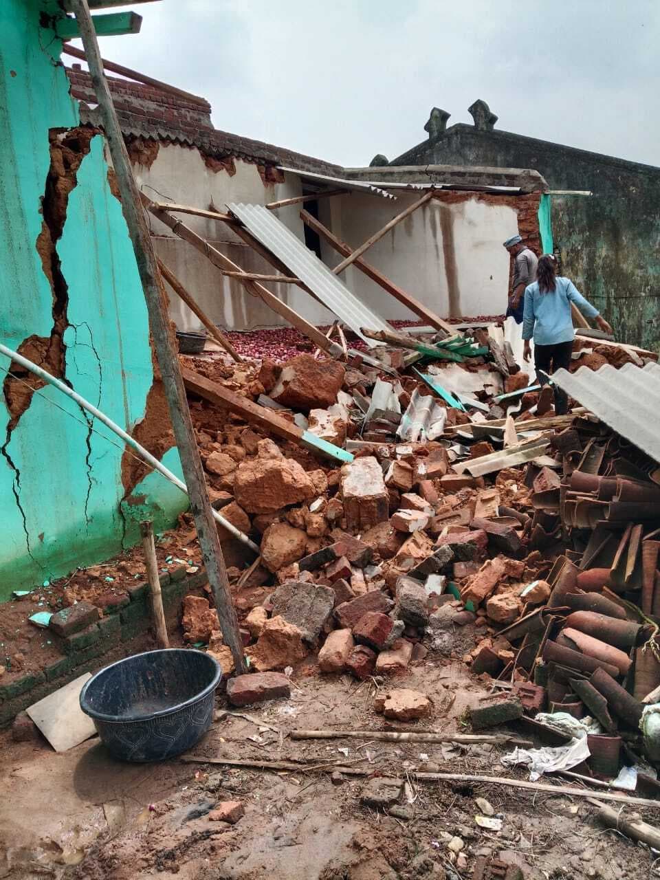 बारिश में बेलवरना व कपसा गांव में गिरा घर, मांगी सहायता राशि