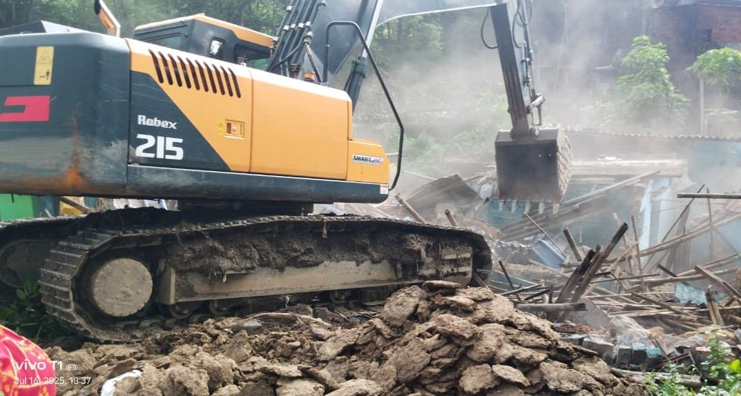 Jamshedpur news. मकदमपुर में रेलवे ने ध्वस्त किये 25 मकान