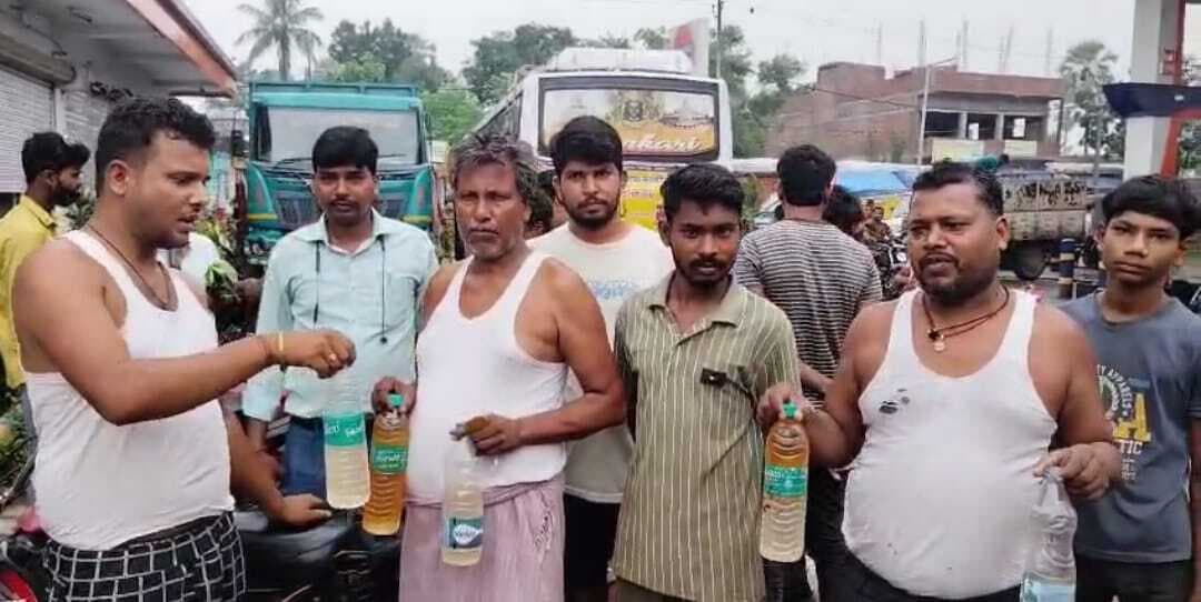 आनंद फ्यूल पंप पर वाहनों में डाला पानी, चालकों ने किया हंगामा