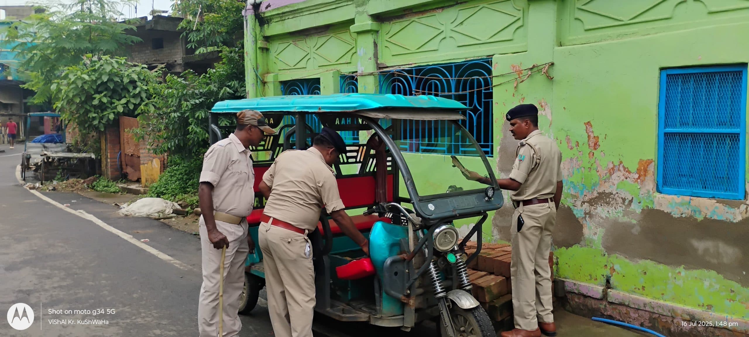 ई-रिक्शा से 34 पीस प्रतिबंधित कोडीन कफ सिरप बरामद, टोटो चालक फरार