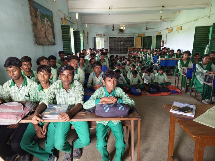 विद्यालय में बेंच-डेस्क की कमी, दसवीं के बच्चे जमीन पर बैठकर कर रहे हैं पढ़ाई