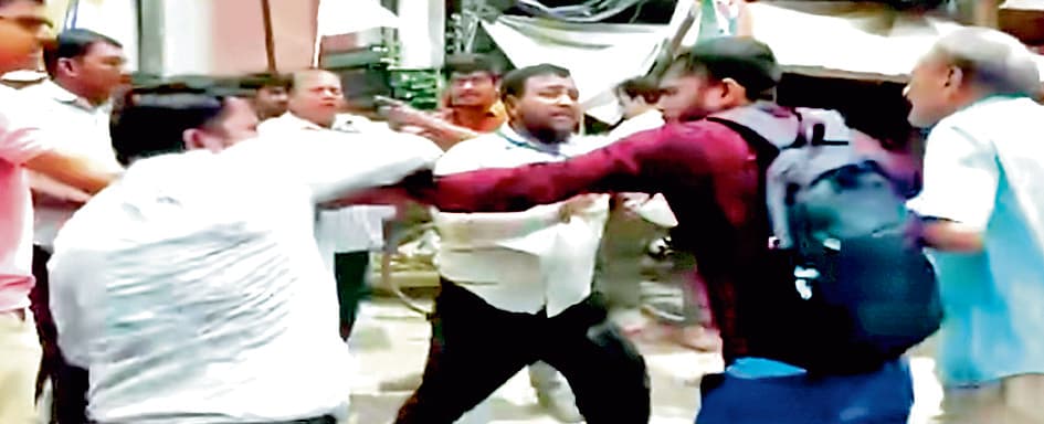 बर्दवान विवि के बाहर एसएफआइ सदस्यों से पुलिस की धक्का-मुक्की