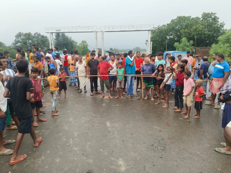 पानी से दो घर क्षतिग्रस्त, लाखों का नुकसान, आक्रोश में सड़क जाम