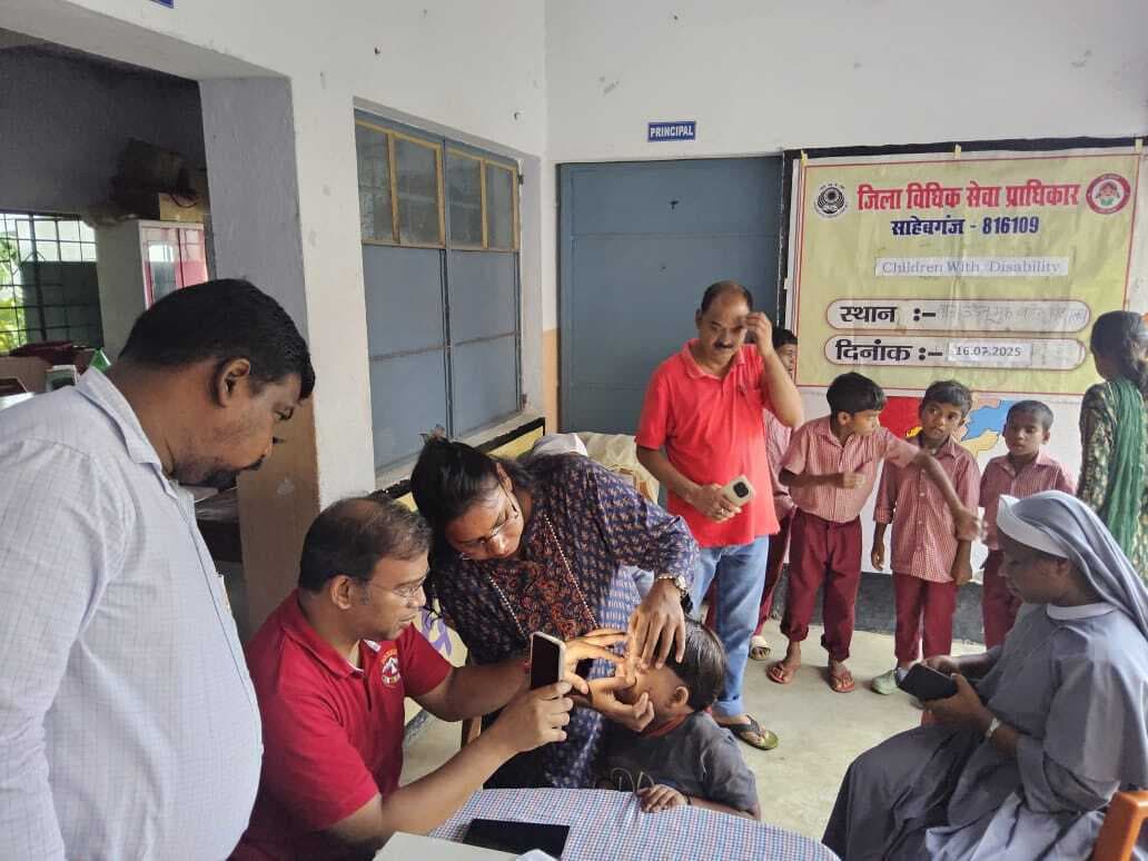 मूक-बधिर बच्चों के लिए विशेष स्वास्थ्य जांच शिविर का आयोजन