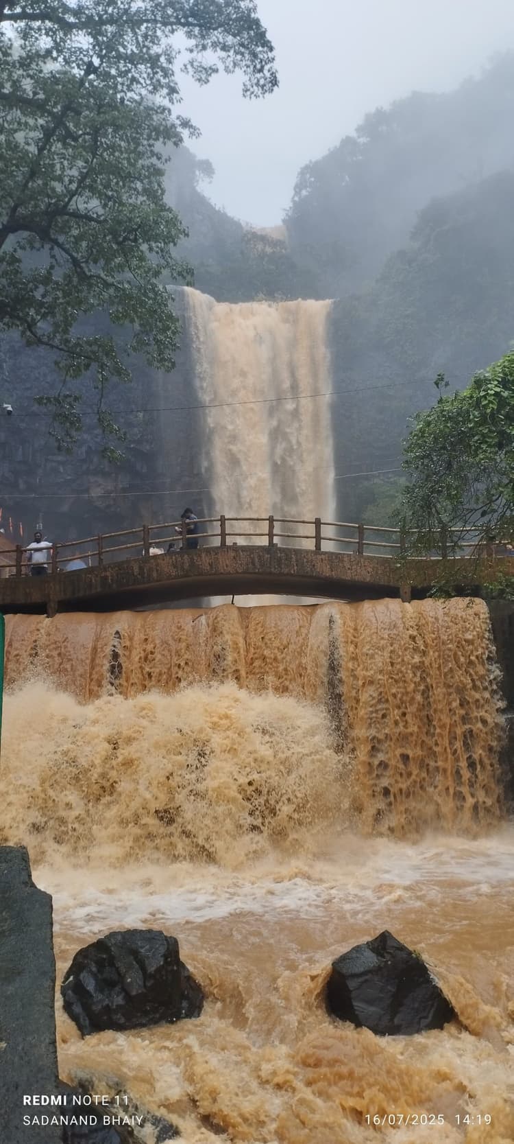 पहाड़ियों से गिरने वाले पानी का बहाव तेज, मोतीझरना में चेंजिंग रूम व सड़क ध्वस्त