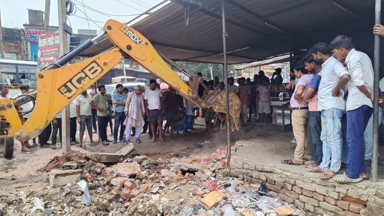 सिकंदरा में नाले की सफाई को लेकर अतिक्रमण पर चला बुलडोजर