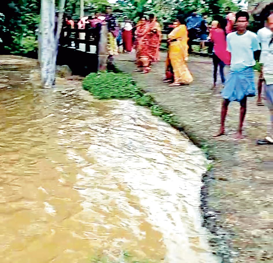 4000 क्यूसेक पानी छूटने से नदी का तटबंध टूटा, बाढ़ के हालात