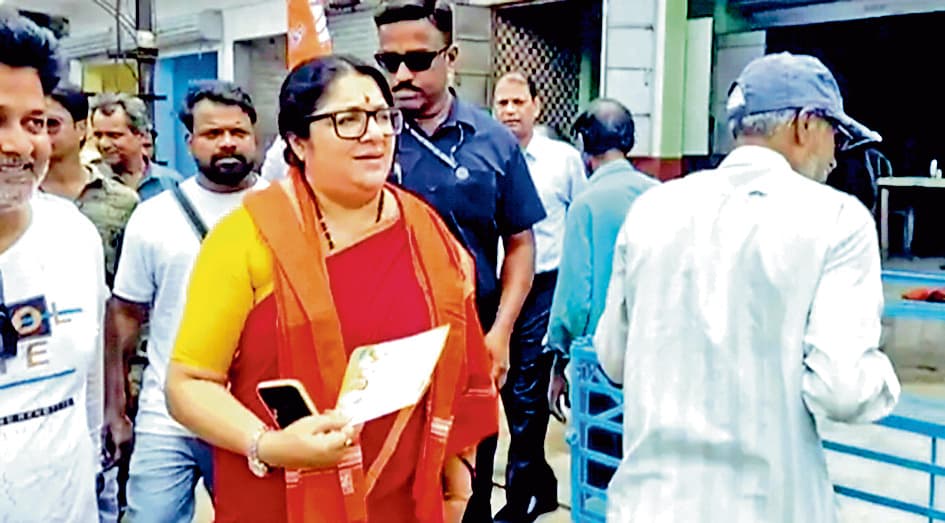 पीएम की सभा के लिए लॉकेट ने दिया न्योता