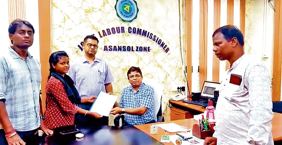 श्रमायुक्त को आदिवासी फोरम ने सौंपा ज्ञापन