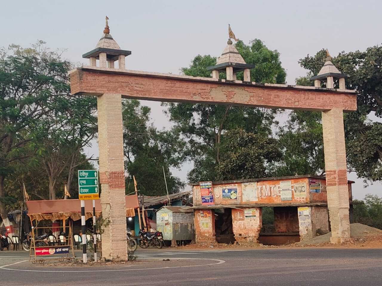 भिरखीबाद मोड़ में तोरणद्वार जर्जर