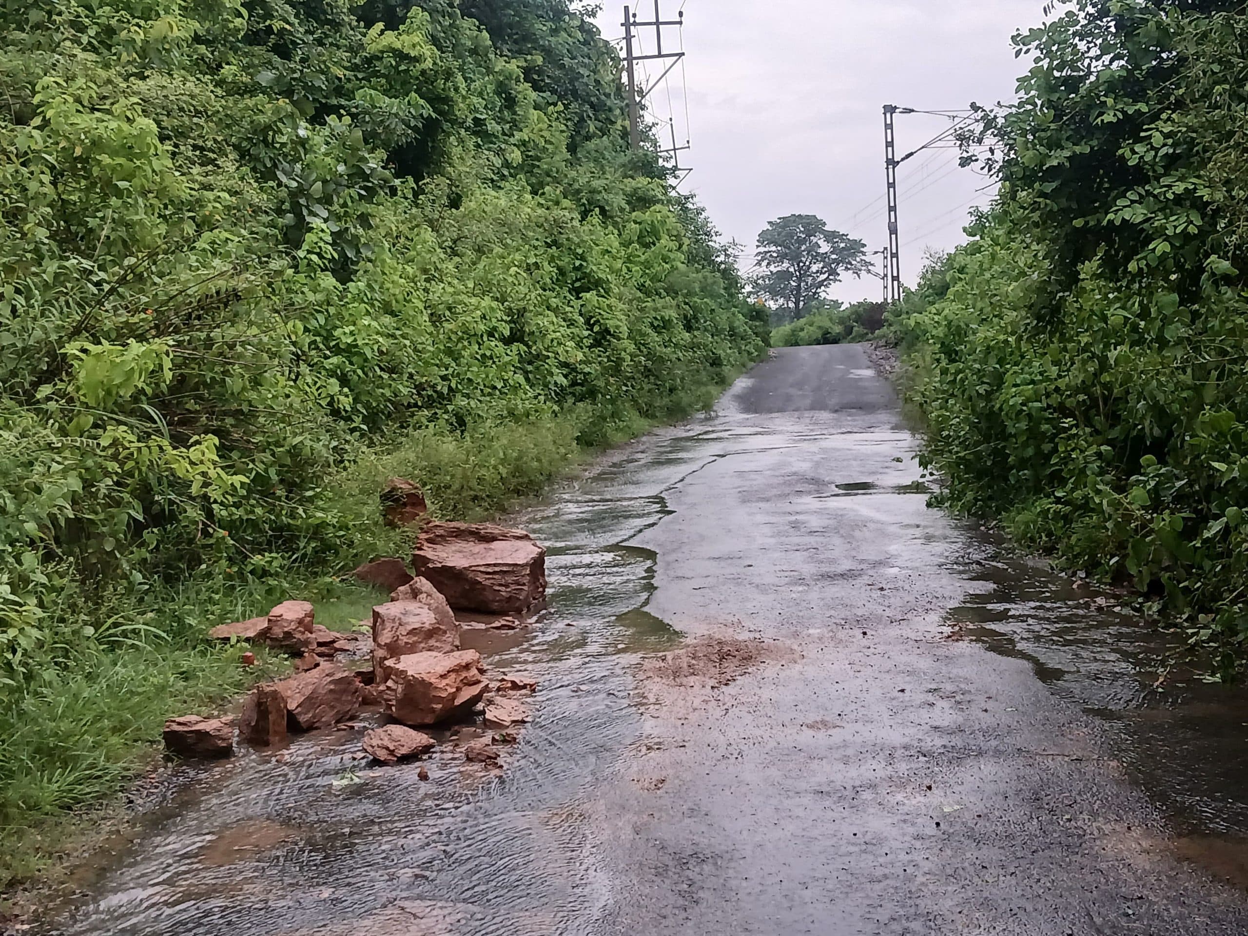 सिरसा पहाड़ी से पत्थर खिसककर सड़क पर गिरा, बाल-बाल बचे राहगीर