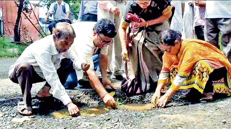 दुर्गापुर : जर्जर सड़क पर गड्ढों में बारिश का पानी, माकपा ने धान रोप कर जताया प्रतिवाद