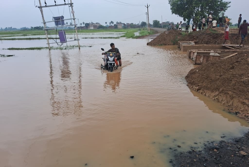 झखरा गांव के समीप डायवर्सन में भरा पानी, आवागमन ठप्प