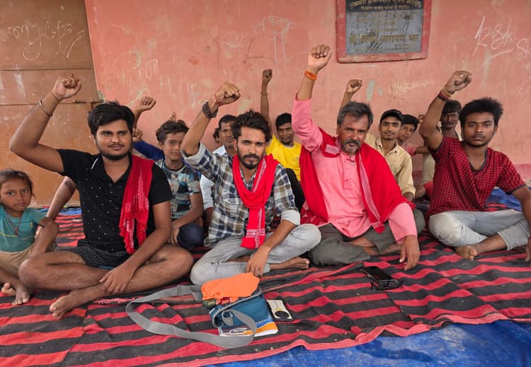 Madhubani News : उच्च विद्यालय की बाउंड्रीवाल व गेट निर्माण में गड़बड़ी का आरोप लगा दिया धरना