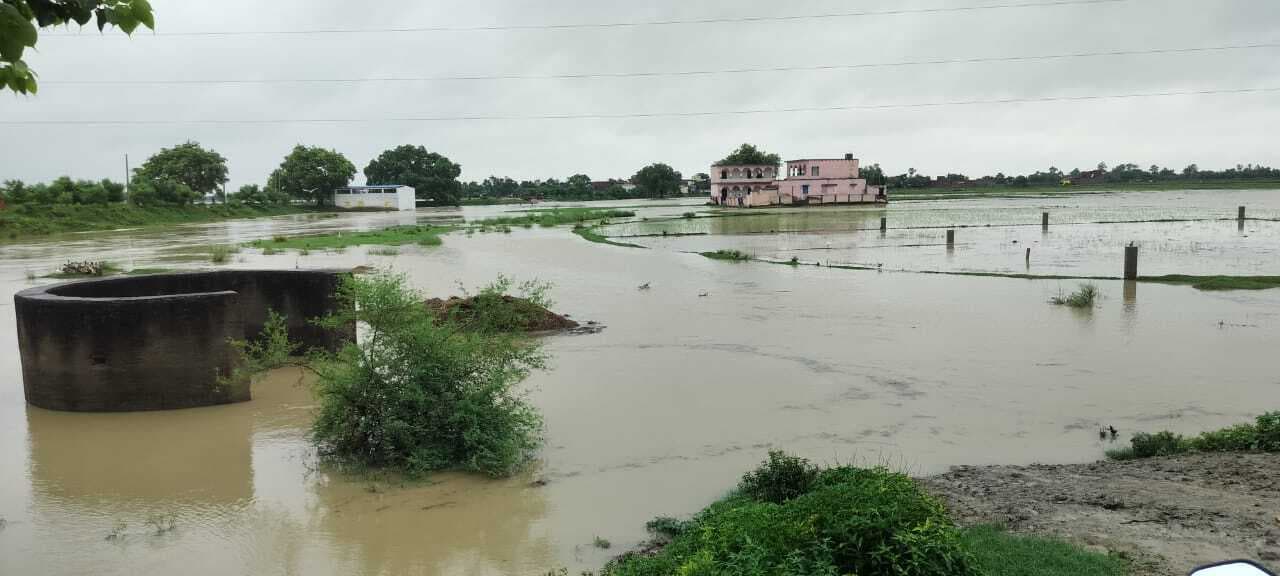 धर्मावती नदी उफान पर, प्राथमिक स्कूल लकड़ी जलमग्न