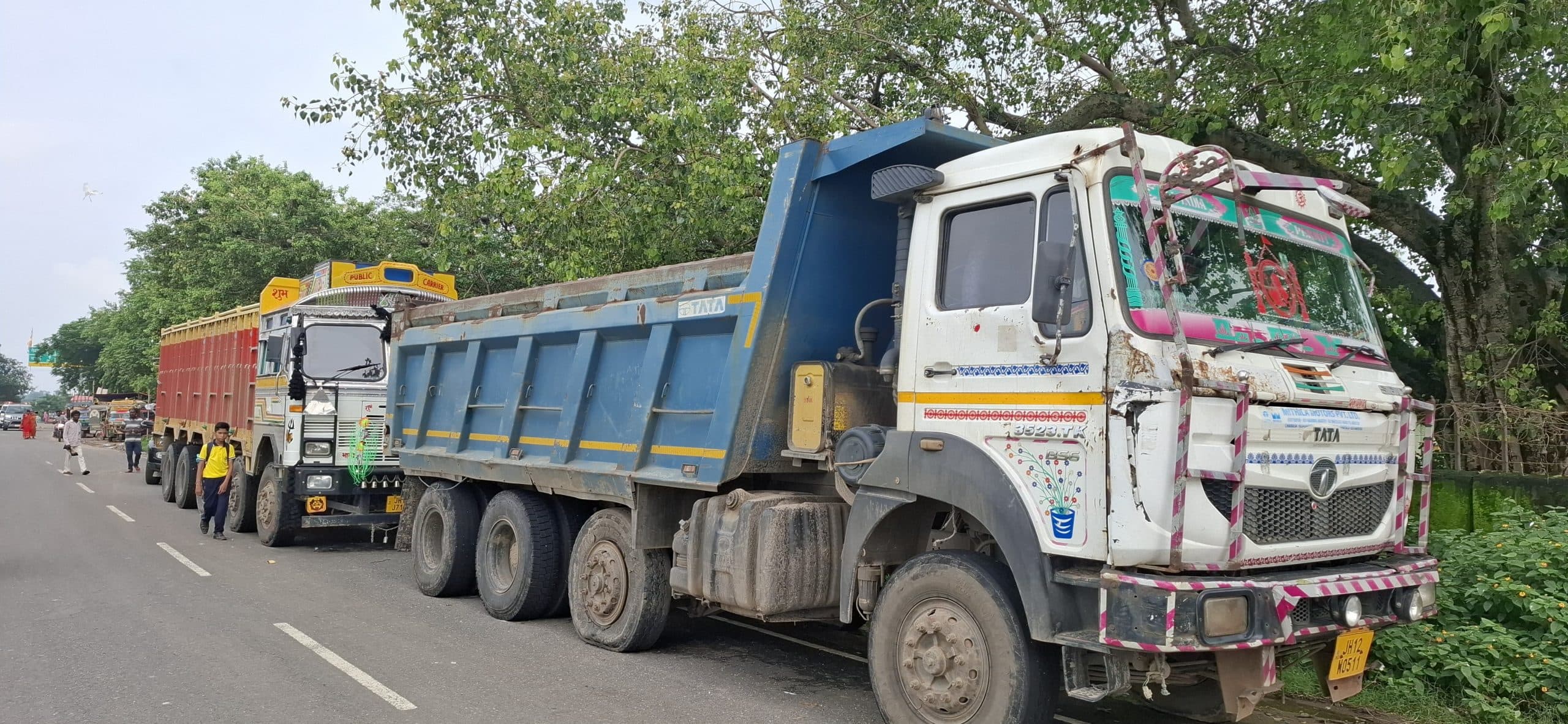 Giridih News :गिट्टी लदा ट्रक और हाइवा जब्त