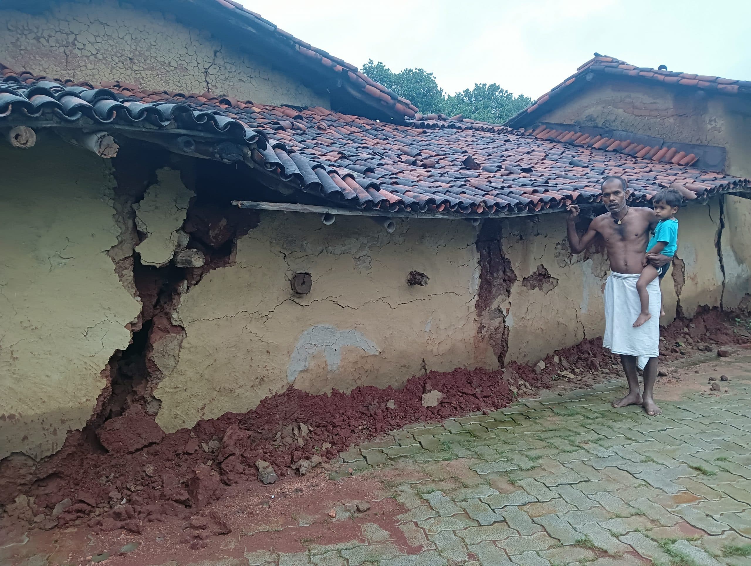 Giridih News :बारिश में गिरा गरीब का गिरा आशियाना