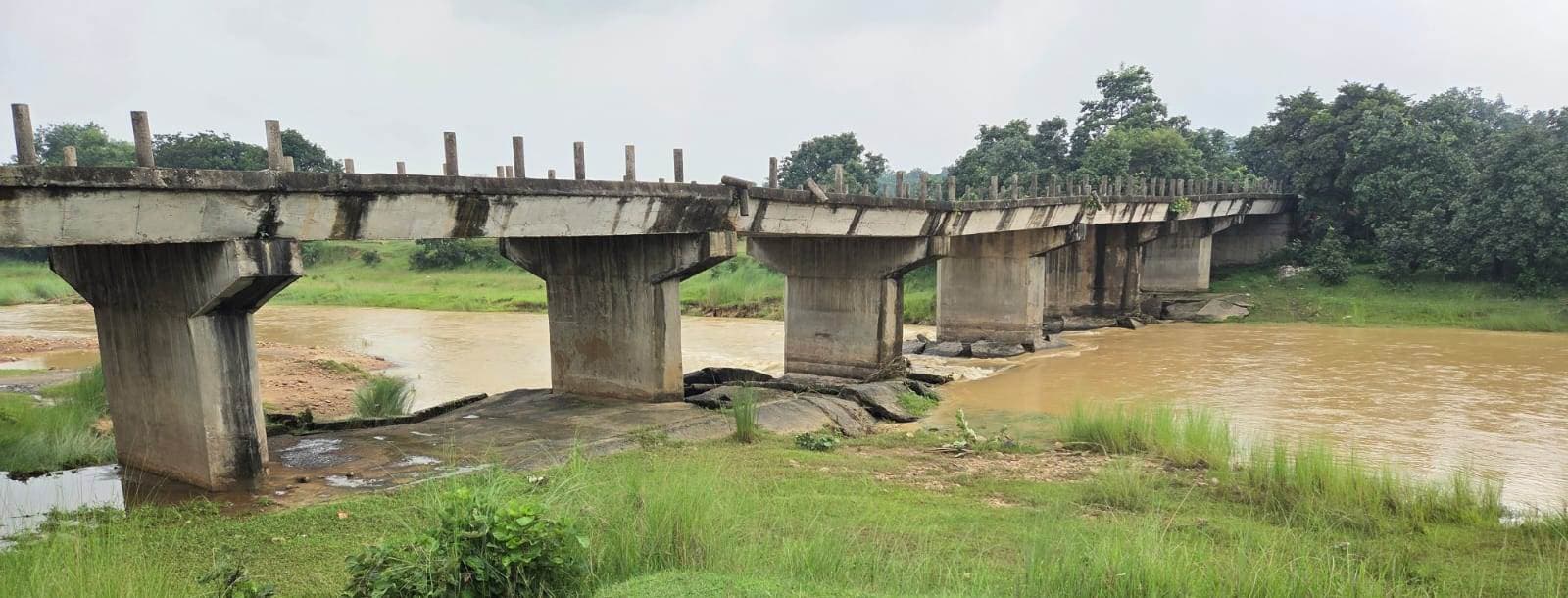 धंस गया शिला नदी पर रागदापाड़ा  और बनगढ़ी फतेहपुर के बीच बना पुल