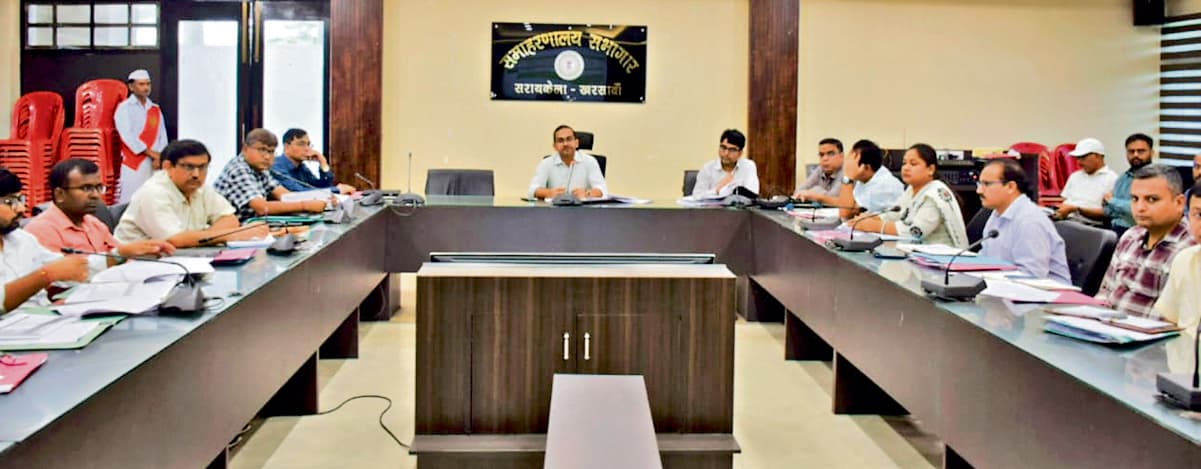 Seraikela Kharsawan : शहरी क्षेत्रों में लंबित होल्डिंग टैक्स की तत्काल वसूली के निर्देश : डीसी