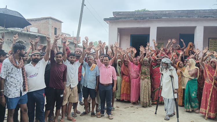 Madhubani News : बूथ स्थानांतरित किये जाने पर ग्रामीण करेंगे वोट का बहिष्कार