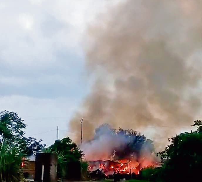 Hajipur News : गैस सिलिंडर फटने महिला की मौत एक दर्जन से अधिक घर जलकर राख