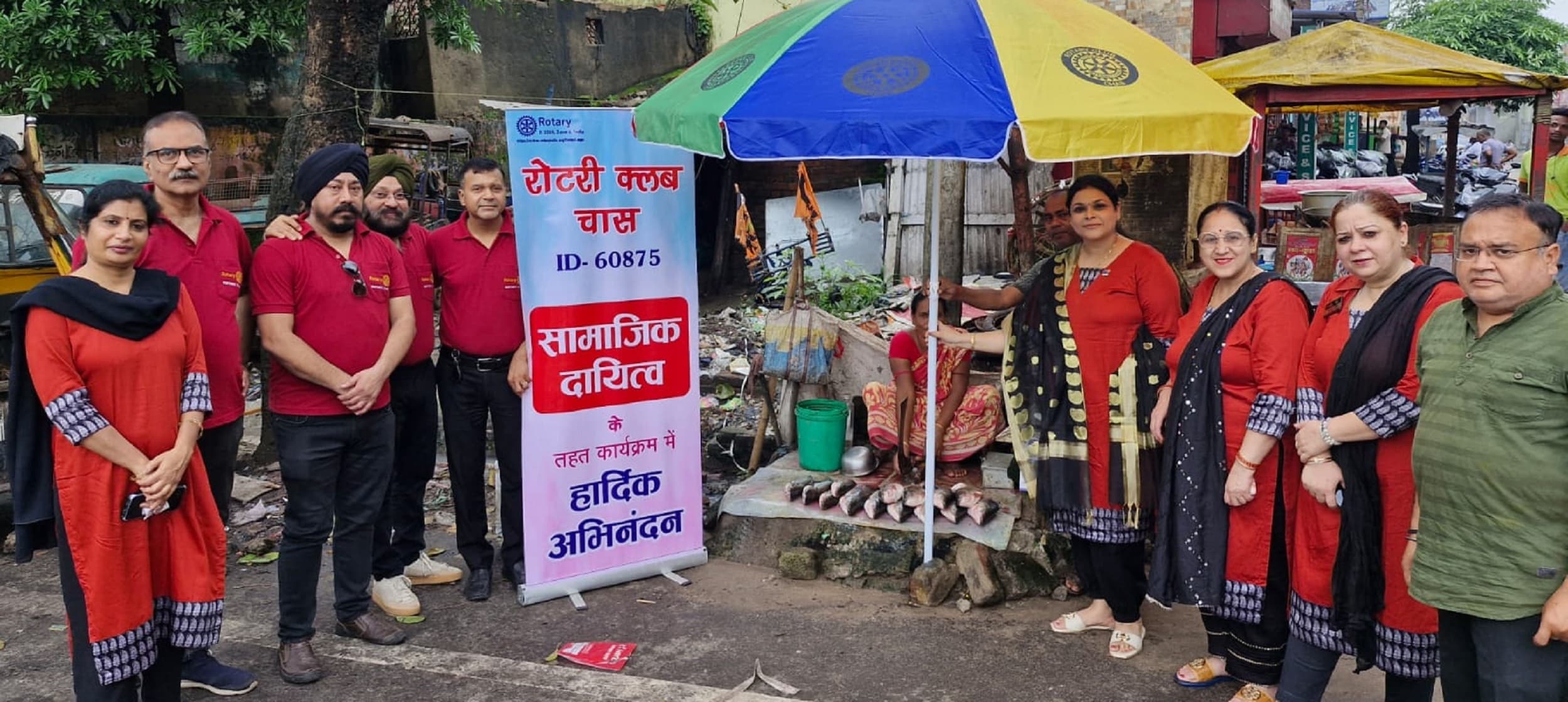 Bokaro News : रोटरी क्लब चास ने जरूरतमंद दुकानदारों को दिया बड़ा छाता