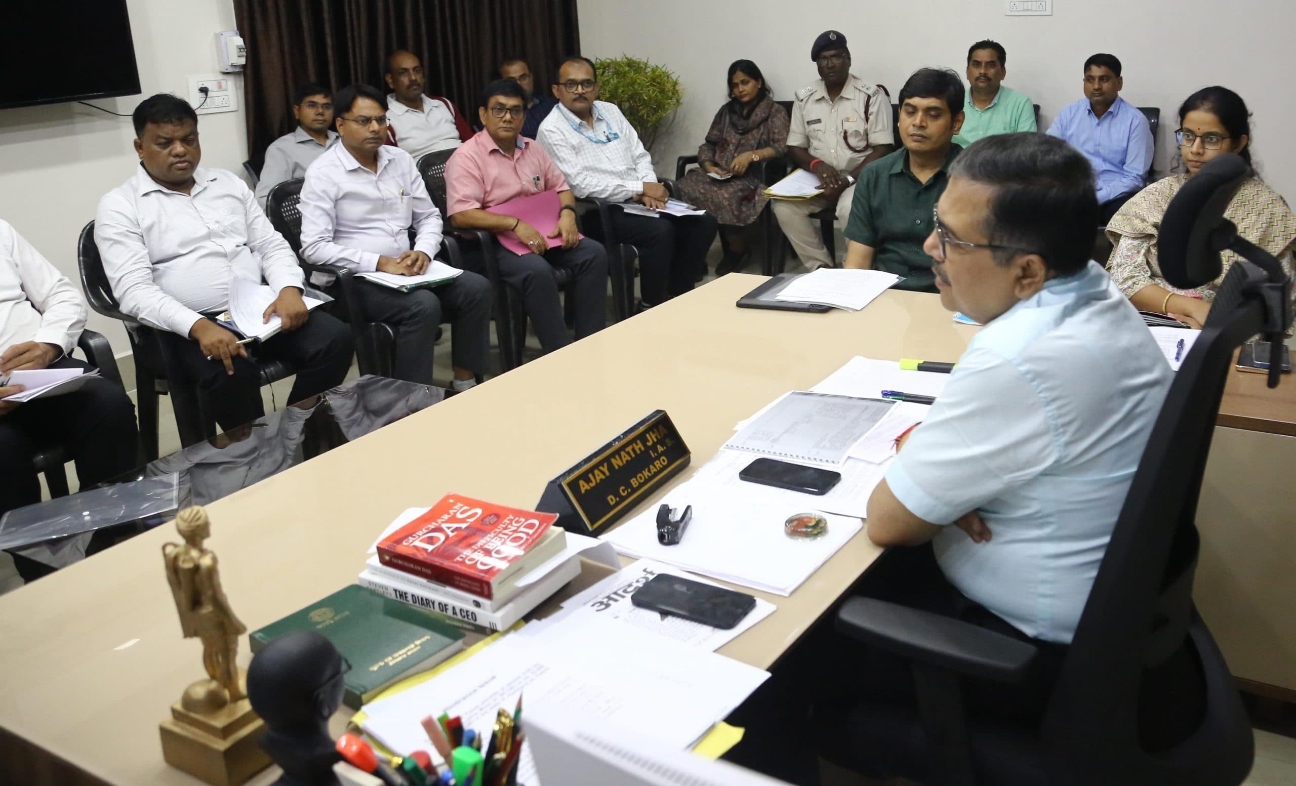 Bokaro News : एयरपोर्ट संचालन को ले समयबद्ध कार्यों को करें पूरा : उपायुक्त