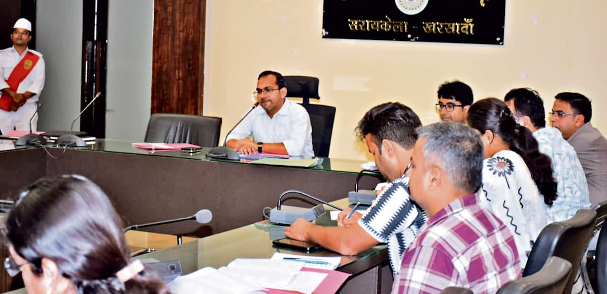 Seraikela Kharsawan : डीसी ने राजस्व निबंधन और भूमि सुधार विभाग के कार्यों की समीक्षा की