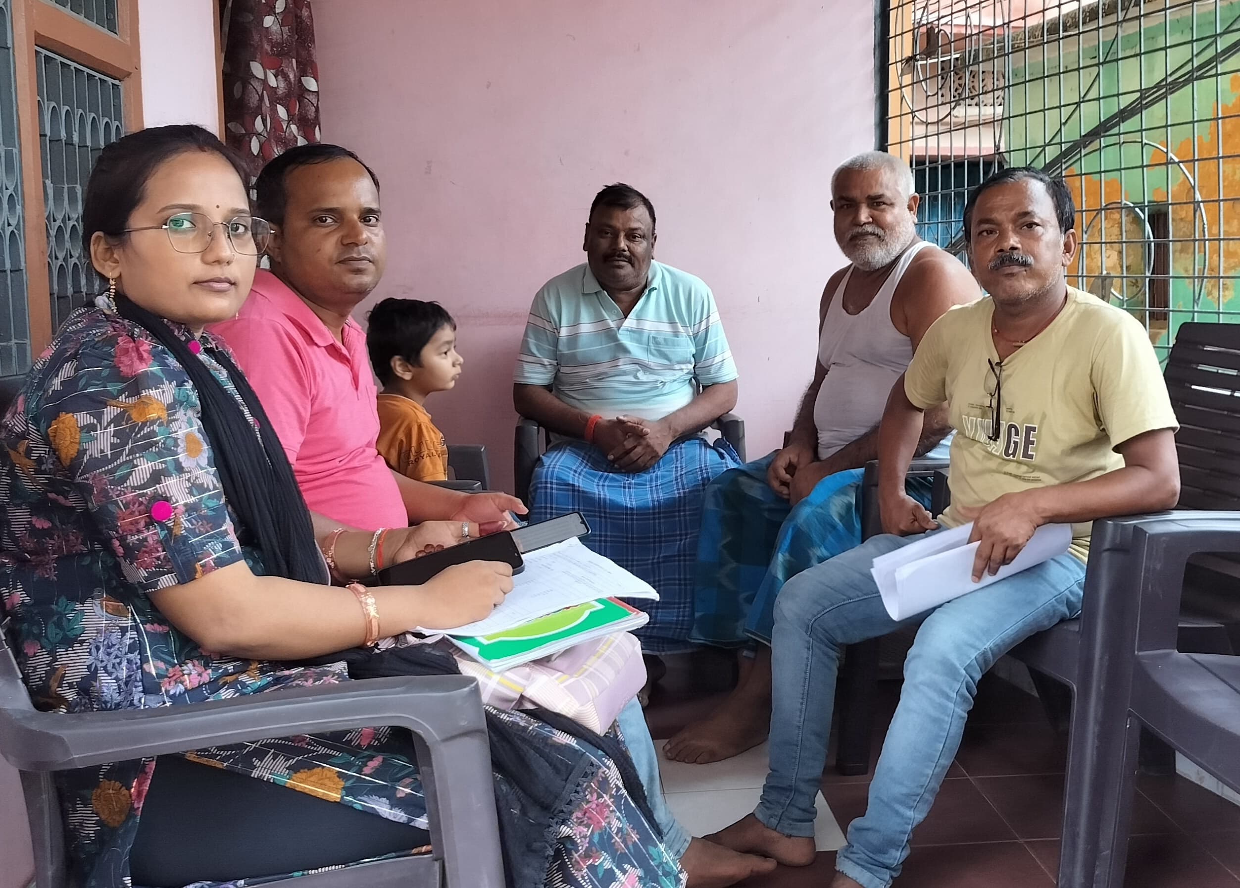 फॉर्म के बाद अब घर-घर जाकर बीएलओ ले रहे दस्तावेज, कर लें पहले इंतजाम