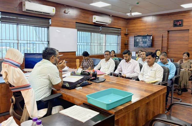 Giridih News: सामाजिक सुरक्षा की योजनाओं का लिया गया जायजा, डीसी ने दिया निर्देश