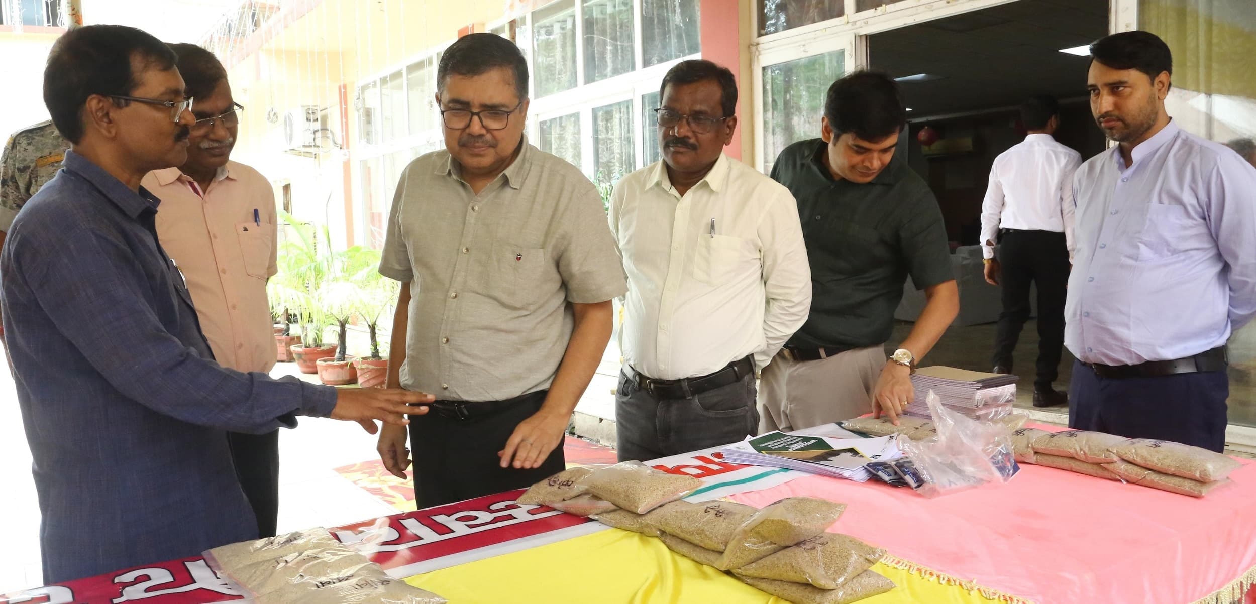 Bokaro News : धरती को बचाने में अग्रणी भूमिका निभायें पंचायत प्रतिनिधि व मुखिया : डीसी