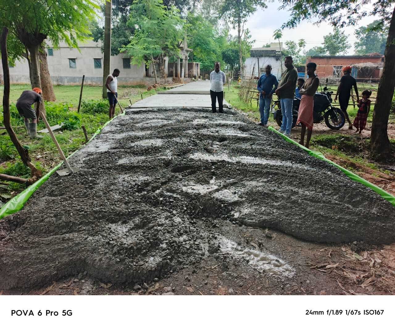 Giridih News: सड़क निर्माण में अनियमितता का आरोप, बंद कराया काम