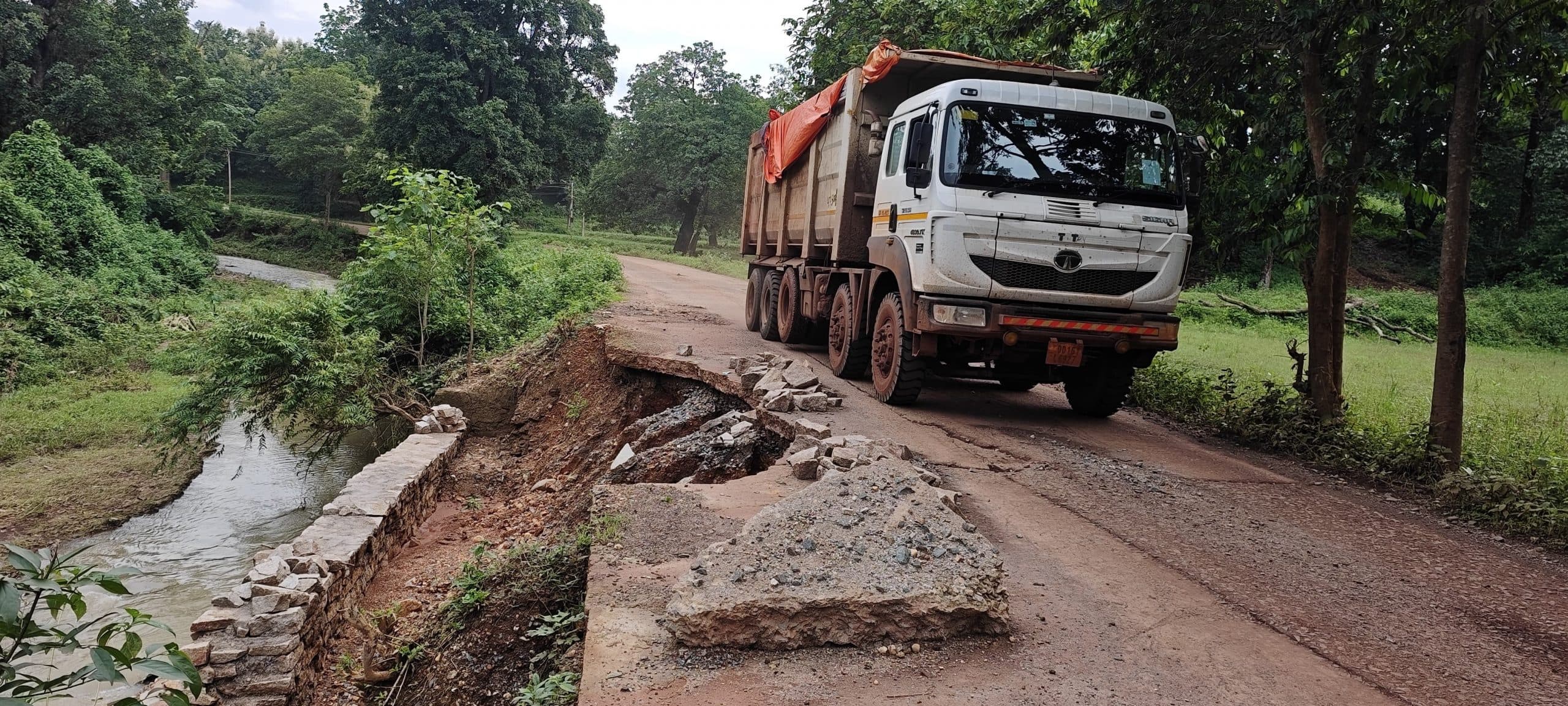 Chaibasa News : ओवरलोड भारी वाहनों से सड़क जर्जर, आक्रोश