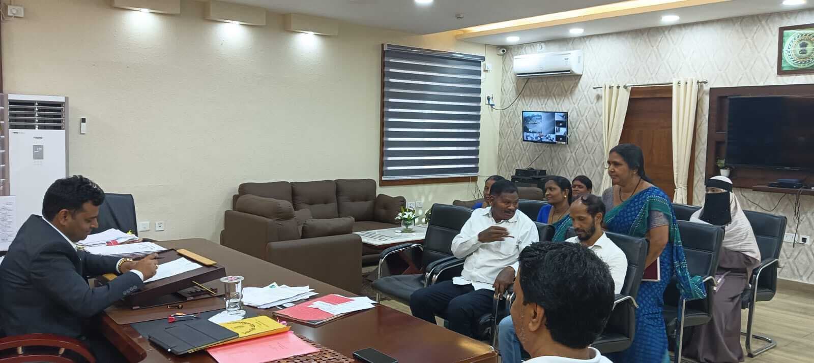 Chaibasa News : जगन्नाथ मंदिर से जोड़ो घोड़ा तक सड़क जर्जर, चोटिल हो रहे राहगीर