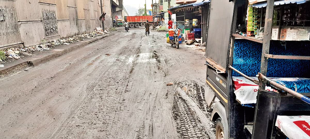 Seraikela Kharsawan News : चौका-रांची सर्विस रोड कीचड़ में तब्दील