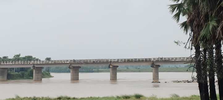 तेज बारिश से जनजीवन अस्त-व्यस्त, हनवारा नदी उफान पर