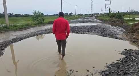 नरैनी-नयानगर मार्ग बदहाल, सड़क पर बने गड्ढे बने हादसों का कारण