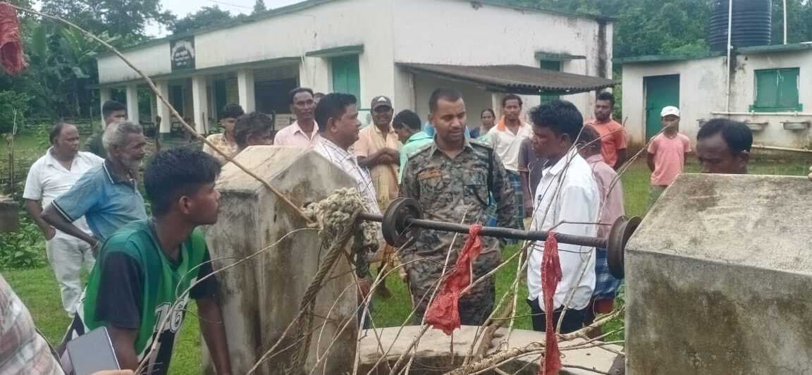 East Singhbhum News : कुआं का पानी जांच को भेजा, घेराबंदी की गयी