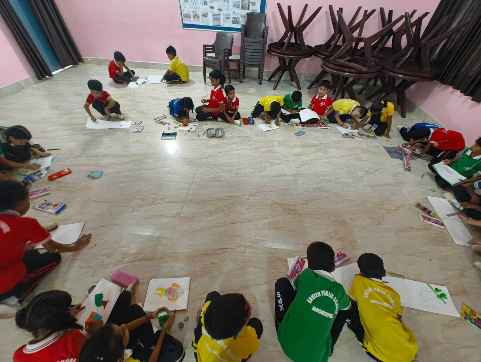 East Singhbhum News : विद्यार्थियों ने कागज पर उकेरी कल्पना, पुरस्कृत