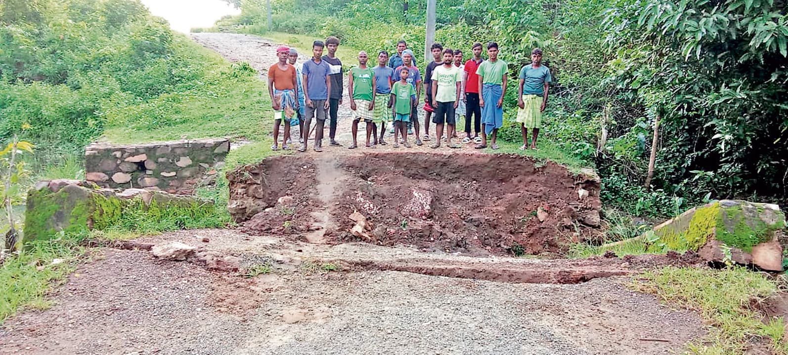 East Singhbhum News : फूलझोर में पुल ध्वस्त, 10 हजार आबादी का संपर्क कटा