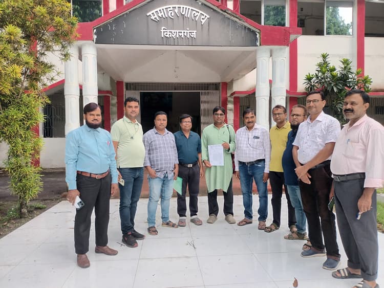 सभी शिक्षकों को मिले पूर्ण राज्य कर्मचारी का दर्जा व पूर्ण वेतनमान