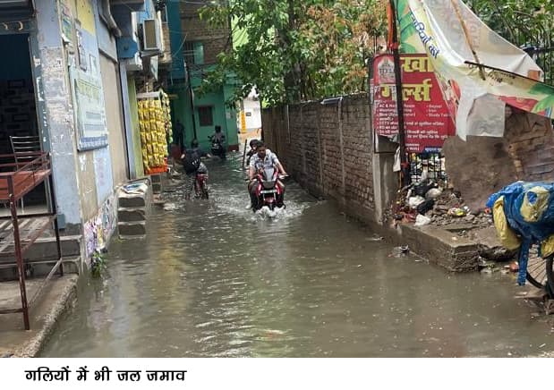 बारिश से मंडी से लेकर मुहल्ले तक जलजमाव व कीचड़ से लोग परेशान
